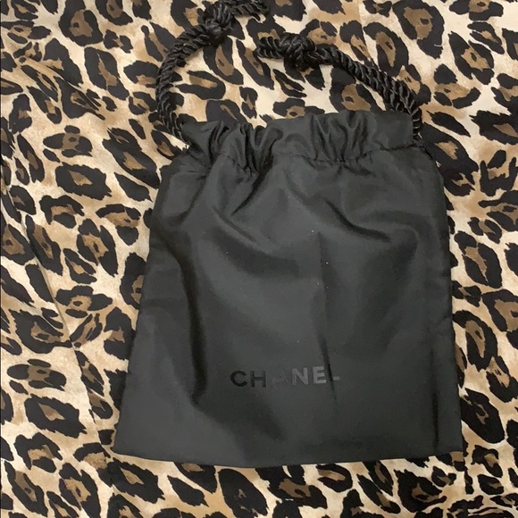 Chanel box and pouch - Picture 3 of 4